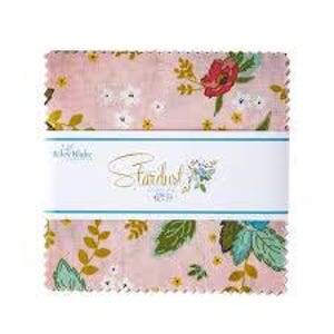 Könnte beinhalten: Ein Stapel Stoffquadrate mit einem floralen Muster in Rosa, Grün, Gelb und Rot. Das Gewebe ist mit einem weißen Band mit dem goldenen Schriftzug "Stardust" umwickelt. Die Stoffquadrate sind ca. 25 cm x 25 cm groß.