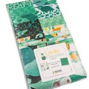Könnte beinhalten: Ein Stoffpaneel mit einem Patchwork-Design in Grün-, Weiß- und Gelbtönen. Das Paneel zeigt verschiedene Muster und den Text "Lucky Gnomes". Abmessungen: 106,68 x 106,68 cm.