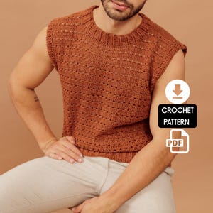 Pode incluir: Um colete de crochê cor ferrugem com um padrão texturizado. A parte superior sem mangas tem gola redonda e um ajuste descontraído. A imagem inclui um botão com o texto "CROCHET PATTERN" e "PDF".