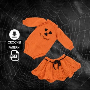 Pode incluir: Um conjunto de bebê de crochê laranja, com um body e uma saia com tema de abóbora. O body tem um design de rosto de jack-o'-lantern. A saia tem um laço preto. O fundo é um desenho de teia de aranha. A imagem inclui o texto "CROCHET PATTERN" e "PDF".