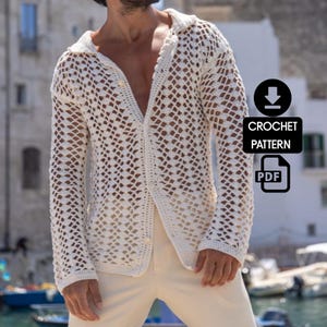 Pode incluir: Cardigã com capuz de crochê vazado creme, com mangas compridas e fecho de botões. A peça de vestuário faz parte de um padrão de crochê disponível para download em PDF. O texto "CROCHET PATTERN PDF" é exibido na imagem.