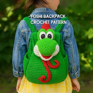Pode incluir: Uma mochila verde de crochê em forma de dinossauro de desenho animado, com detalhes brancos, uma língua vermelha e uma crista vermelha. A mochila tem o texto "YOSHI BACKPACK CROCHET PATTERN". A mochila é usada por uma criança.