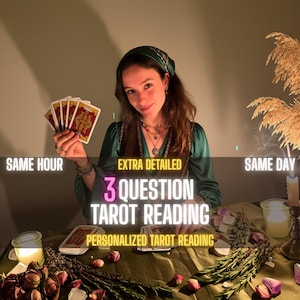 Può includere: Immagine che promuove un servizio di lettura dei tarocchi. Il testo recita "3 Question Tarot Reading" e "Personalized Tarot Reading". L'immagine presenta una persona che tiene in mano carte dei tarocchi, con candele e fiori su un tavolo. È visibile anche il testo "Same Hour" e "Same Day".