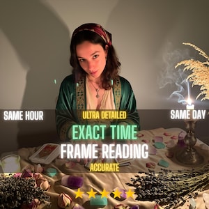 Puede incluir: Una persona con una túnica verde y un pañuelo en la cabeza está sentada en una mesa con cartas del tarot, cristales y flores. El texto en la imagen dice "EXACT TIME FRAME READING" y "ACCURATE". Se ve una vela encendida y humo.