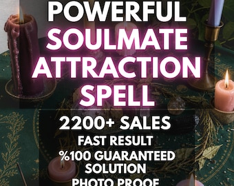 Può includere: Un panno verde scuro con motivi a stelle dorate presenta diverse candele accese nei toni del viola, rosa e crema. Il testo recita: POWERFUL SOULMATE ATTRACTION SPELL, 2200+ SALES, FAST RESULT, %100 GUARANTEED SOLUTION, PHOTO PROOF, SAME DAY CASTING.