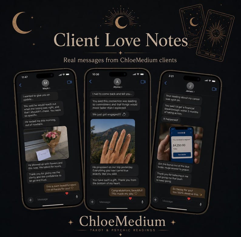 Pu&ograve; includere: Tre smartphone che mostrano conversazioni tramite messaggi di testo intitolate Client Love Notes. Gli schermi mostrano fumetti di chat con messaggi di Maya, Alyssa e James, incluse foto di fiori, un anello di fidanzamento e una notifica di deposito bancario.