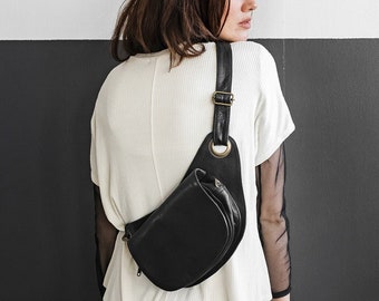 Black Pebbled Leather Crossbody Saddle Bag: Adjustable Strap