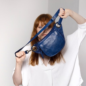 Blaue Leder Umhängetasche für Frauen, Reise-Fanny Pack Bauchtasche, Frauen Reise-Schultertasche, kleine Schultertasche, Flap Sling Bag mit langem Riemen