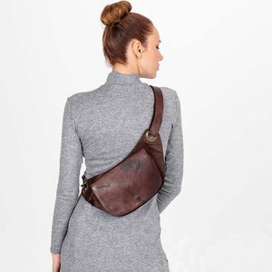 Brown leather fanny pack Women, Stylish leather sling bag for her, Women&#39;s travel waist bag, Elegant Belt bag, Brown Fanny Pack Crossbody