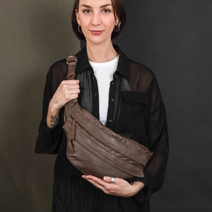 Riñonera XL en piel negra, Bandolera en piel suave, Bandolera de cuero XL, Bolso piel suave para cruzar sobre hombros, Riñonera XL cierres