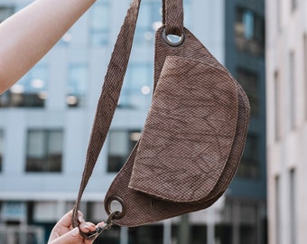 Chic Leather Crossbody Fanny Pack: Minimalist Sling Belt Purse