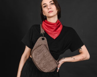 Grey snake print leather bum bag, Cool sling bag snake leather, Elegant grey Fanny Pack, Formal Flap Bag for her, Adjustable long strap bag