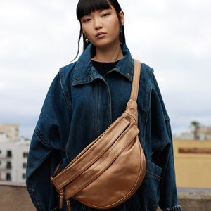 Edgy Sling Bag aus Bronze Leder, Kupfer Bronze Slouchy Leder Crossbody Bag, Metallic Leder Sling Bag, Kupfer Leder Bananentasche, Geschenk