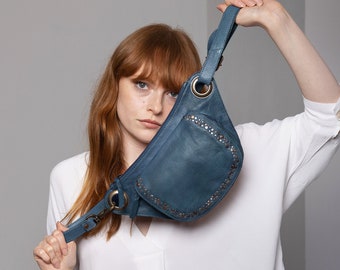 Bolso bandolera de cuero genuino, riñonera azul claro con tachuelas, elegante bolso de cabestrillo de cuero italiano, bolso bandolera de cuero de festival, regalarla