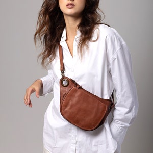 Sac banane souple marron clair en cuir italien pour femme, sac de voyage en cuir marron cognac, sac banane de voyage italien image 1