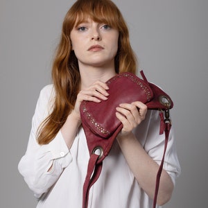 Reise Sling Bag, Crossbody Sling Burgund, Kompakte Reisetasche für Damen, Schultertasche aus burgundfarbenem weichem Leder, Reise Bauchtasche Antic Red