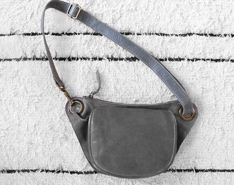 Bolso bandolera pequeño de piel gris con correa ajustable, bolso bandolera de piel italiana, bolso bandolera y cinturón de piel gris, riñonera de viaje