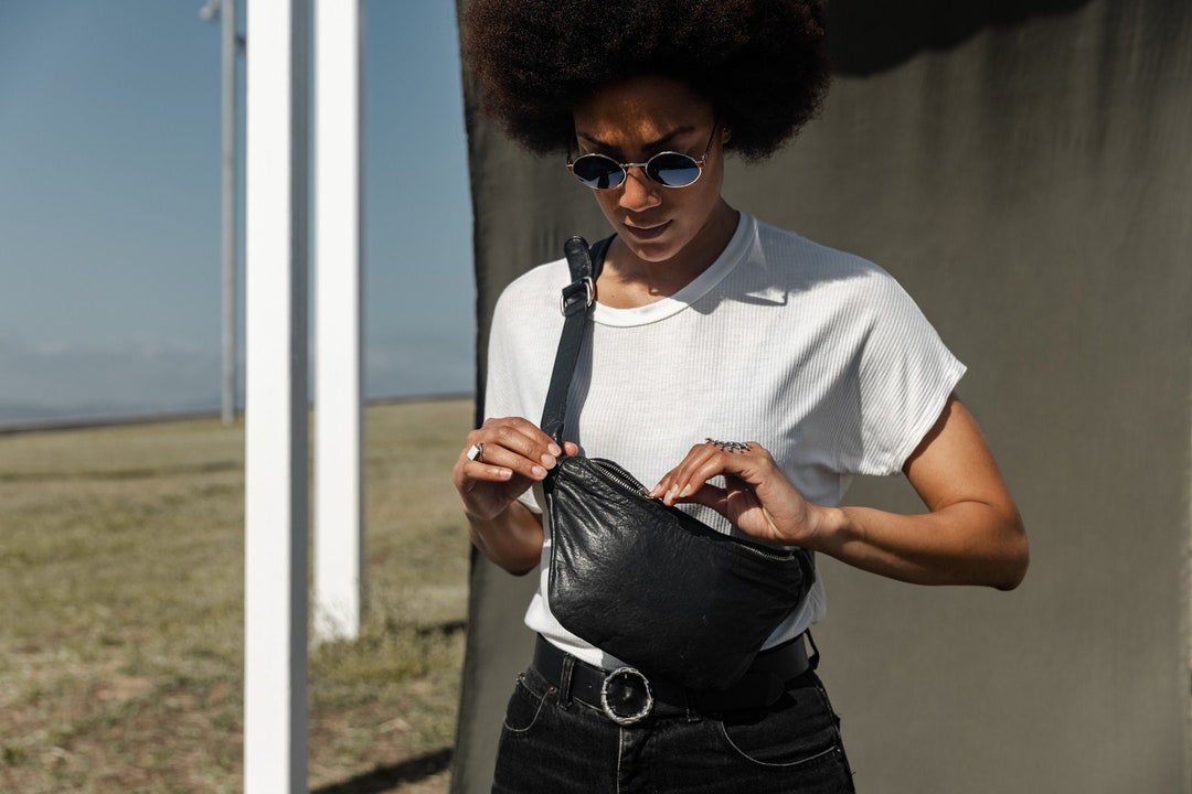 Riñonera De Piel Negra Festivales Bandolera piel negra diseño - España