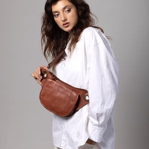 Natural Tan Slouchy cuero italiano crossbody sling cinturón bolso para las mujeres, bolso de viaje Sling coñac cuero marrón, bolso de cinturón de viaje italiano su imagen 2