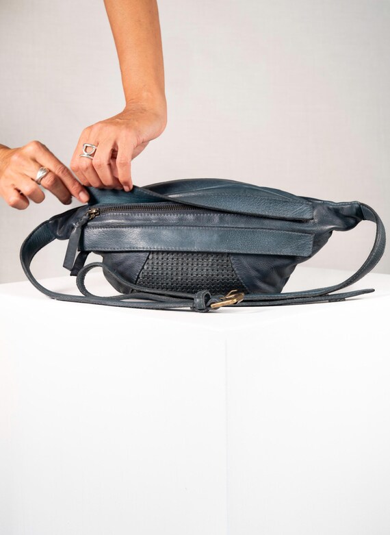 Italian Leather Sling Bag: Light Blue Crossbody Travel Bag  display picture 1