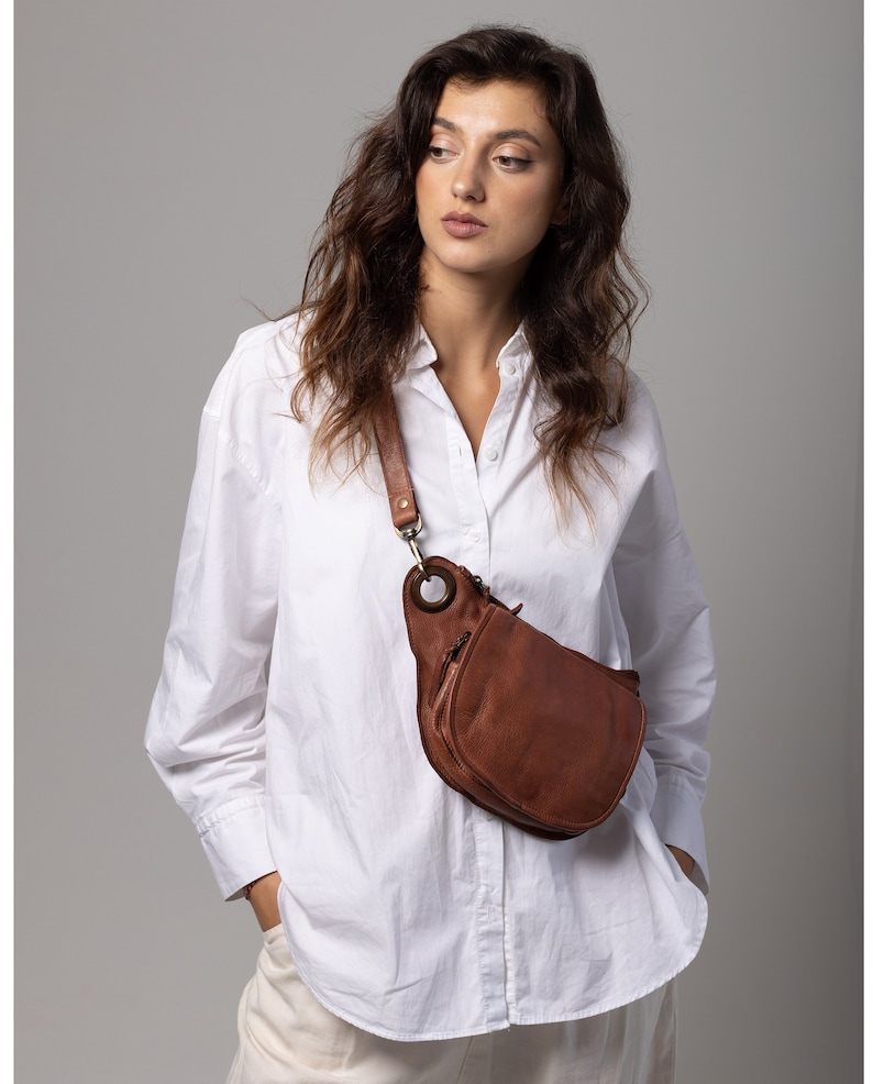 Natural Tan Slouchy cuero italiano crossbody sling cinturón bolso para las mujeres, bolso de viaje Sling coñac cuero marrón, bolso de cinturón de viaje italiano su imagen 10