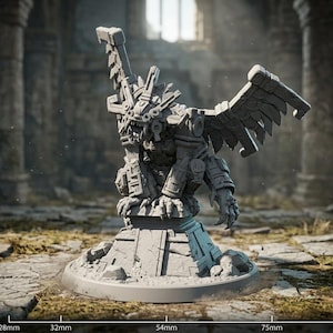 Könnte beinhalten: Detaillierte graue Skulptur einer geflügelten Kreatur mit aufwendiger Rüstung und Kopfschmuck. Die Statue ist 15,24 cm hoch und steht auf einem kreisförmigen Sockel. Die Umgebung ist eine antike, verwitterte Steinszene.