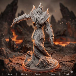 Könnte beinhalten: Eine graue Fantasy-Miniatur einer humanoiden Figur mit detaillierter Rüstung und einem fließenden, strukturierten Unterkörper. Die Figur steht auf einem kreisförmigen Sockel, mit einem feurigen Hintergrund. Die Miniatur ist etwa 15 cm hoch.