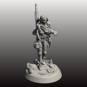 以下が含まれることがあります： 未来的な衣装を着た女性キャラクターの灰色の3Dプリントフィギュア。ライフルとサイドアームを運んでいます。フィギュアは、SFまたはファンタジーのテーマを示唆する詳細な要素を備えた円形のベースに立っています。
