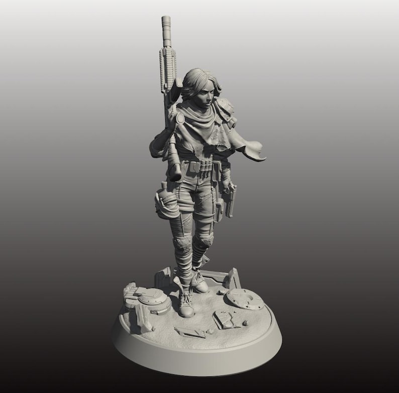 以下が含まれることがあります： 未来的な衣装を着た女性キャラクターの灰色の3Dプリントフィギュア。ライフルとサイドアームを運んでいます。フィギュアは、SFまたはファンタジーのテーマを示唆する詳細な要素を備えた円形のベースに立っています。