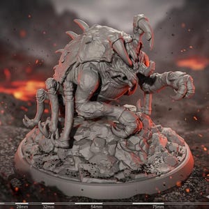 Puede incluir: Miniatura gris impresa en 3D de una criatura monstruosa. La figura tiene una gran coraza blindada, múltiples extremidades con garras afiladas y una expresión amenazante. La base es rocosa y el fondo sugiere un entorno de fuego.