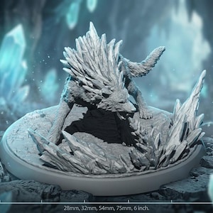 Könnte beinhalten: Detaillierte, graue Skulptur eines Wolfes mit stacheliger Mähne und Schwanz, der auf einem felsigen Sockel mit Kristallformationen sitzt. Die Basis misst 15.2 cm in der Länge. Der Hintergrund zeigt leuchtende blaue Kristalle.