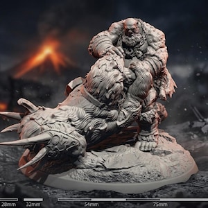 Puede incluir: Escultura gris detallada de una figura de guerrero sobre una bestia, sobre un fondo volcánico. El guerrero, con una cadena alrededor del cuello, está en una acción dinámica. La base mide 15,24 cm.