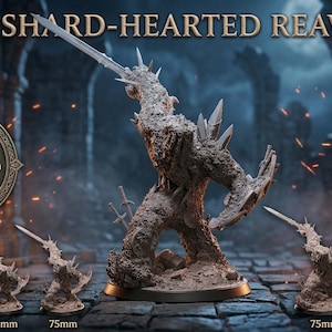 Può includere: Miniatura RPG da tavolo di una creatura con spada e scudo, intitolata "The Shard-Hearted Reaving". L'immagine mostra varie dimensioni, incluso un modello da 15,24 cm. Compatibile con DND e Pathfinder.