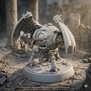 Könnte beinhalten: Detaillierte, graue, mechanische Kreaturenfigur mit beweglichen Flügeln, einem einzelnen großen Auge und komplizierten, zahnradartigen Details. Die Figur ist 15.2 cm hoch und steht auf einer kreisförmigen Basis.