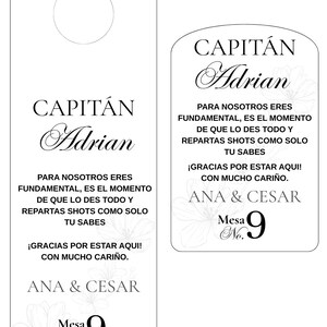 Può includere: Due cartelli bianchi per porta e un biglietto bianco con testo nero. I cartelli hanno un foro in alto. Il testo include "CAPITÁN Adrian" e un messaggio. Il biglietto dice "CAPITÁN Adrian" e un messaggio, con "Mesa No. 9".