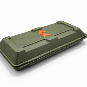 以下が含まれることがあります： オリーブグリーンの長方形収納ケース。オレンジ色の矢印のシンボルが蓋に描かれています。ケースはヒンジ付きの蓋とテクスチャ加工された表面を持っています。プラスチックまたは同様の素材で作られている可能性があります。