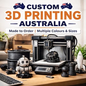 Puede incluir: Imagen de una impresora 3D con el texto "CUSTOM 3D PRINTING AUSTRALIA". La impresora es negra y plateada, con un engranaje parcialmente impreso en la plataforma. Se exhiben varios objetos impresos en 3D, incluyendo un robot y un cohete.