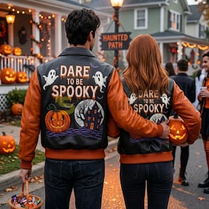 Chaqueta bomber de piel de oveja auténtica para Halloween, estilo universitario con temática de calabazas espeluznantes.