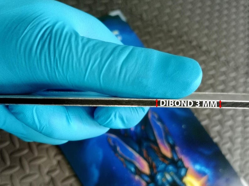 Vue de profil plaque Dibond 3mm épaisseur rigide aluminium composite.