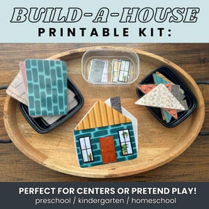Pode incluir: Uma bandeja de madeira exibe um kit de casa imprimível com o texto "BUILD-A-HOUSE PRINTABLE KIT:". O kit contém elementos da casa, como paredes, telhados, portas e janelas, em diversas cores e padrões. O texto "PERFECT FOR CENTERS OR PRETEND PLAY!" também é visível.