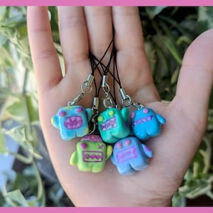 Ciondolo per telefono a forma di zombi carino e inquietante – Accessorio fatto a mano in pasta polimerica per borse, telefoni, portachiavi – Regalo emo con scena horror kawaii