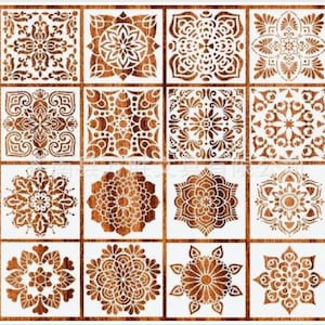 Op de afbeelding: Een set van 16 vierkante sjablonen met verschillende mandala-ontwerpen. Elke sjabloon toont een ander ingewikkeld bloemenpatroon in bruine tinten tegen een witte achtergrond. De sjablonen zijn gerangschikt in een raster.