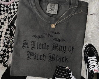 Camiseta gótica Comfort Colors® bordada "A Little Ray of Pitch Black" para o Halloween, blusa feminina escura, camiseta para a temporada assustadora, camiseta divertida de Halloween.