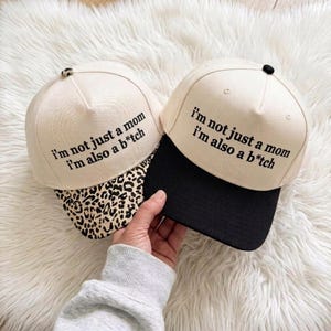 私はただのママじゃない、ビッチでもあるのよ 刺繍入り帽子、面白い花柄チーターベースボールトラッカーキャップ、皮肉なママの帽子、ワイルドなママへのギフト、母性