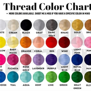 K&ouml;nnte beinhalten: Eine Garnfarbkarte mit zweiunddrei&szlig;ig kreisf&ouml;rmigen Farbmustern, angeordnet in vier Reihen zu je acht. Der Text lautet Thread Color Chart, + MORE COLORS AVAILABLE. SHOOT ME A MSG IF YOU HAVE A SPECIFIC COLOR IN MIND, sowie Beschriftungen.