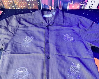 Camisa hawaiana con cuello, talla pequeña. ¡En buen estado!