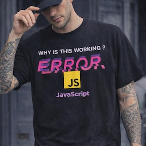 Może przedstawiać: Biały ceramiczny kubek z czarnym uchwytem i napisem "But First, Coffee" czarną, odręczną czcionką. Kubek stoi na białej powierzchni.