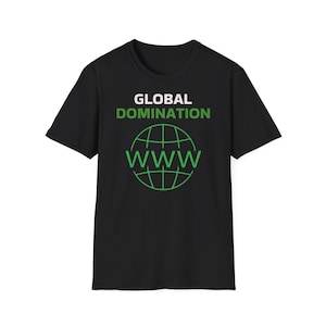 Può includere: T-shirt nera con la scritta "GLOBAL DOMINATION" in bianco e verde, sopra una grafica di un globo verde con "WWW". La t-shirt ha un girocollo e maniche corte.