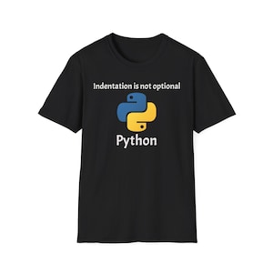 Op de afbeelding: Zwart t-shirt met de tekst "Indentation is not optional" boven een blauw en geel Python-logo en het woord "Python" eronder. Het t-shirt is gemaakt van een zacht materiaal.