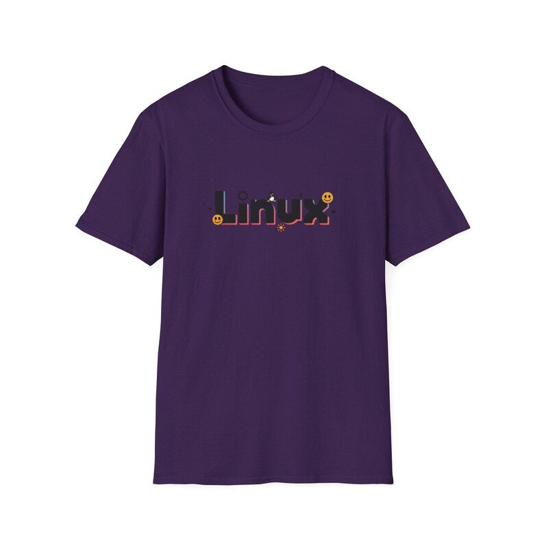Puede incluir: Camiseta morada con la palabra "Linux" en una fuente colorida y estilizada. El dise&ntilde;o incluye peque&ntilde;os elementos gr&aacute;ficos como una carita sonriente y una estrella. La camiseta est&aacute; hecha de un material suave.